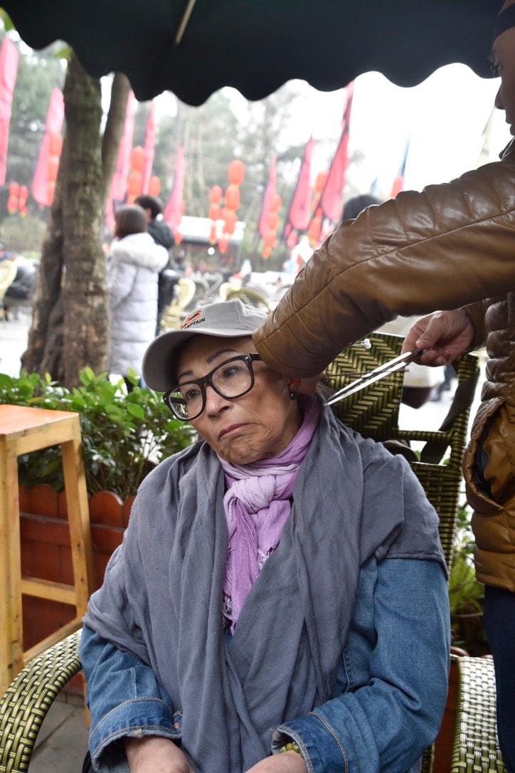 Ear cleaning on the streets of Chengdu